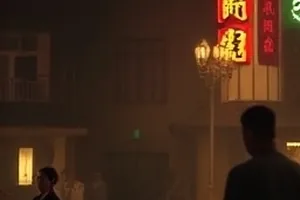 《暗房手记》红色安全灯下的相纸封面